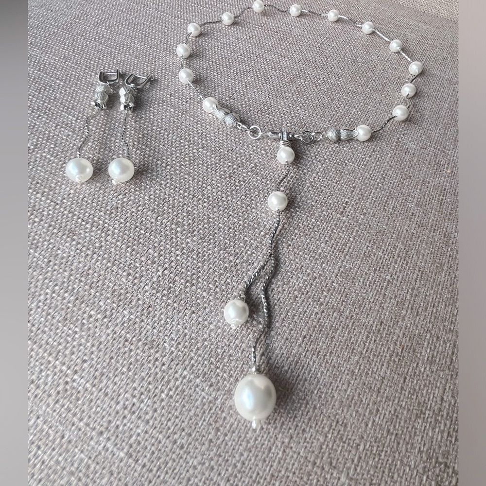 Choker necklace and earring set with white pearls and detachable pendant